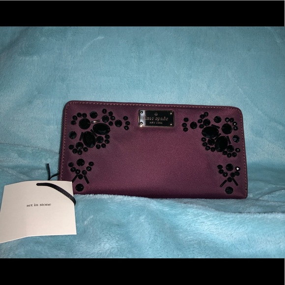♠️kate spade NWT Zippered Wallet♠️ - Picture 1 of 4